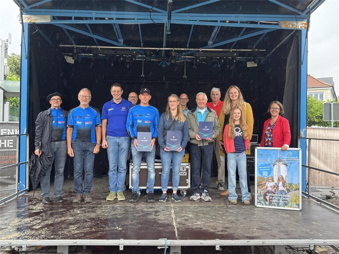 Janine Segref vom Bereich Umwelt, Klima, Mobilität (r.) überreichte den diesjährigen Siegern Stadtgutscheine.Foto: Stadt Geldern/Gossens