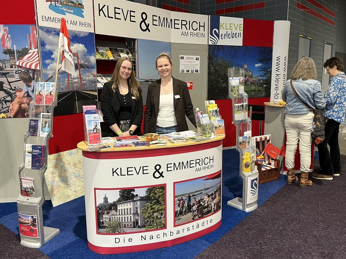 Janneke Nienhaus (r., WTM Kleve) und Sarah Stricker (l., WfG Emmerich) am Stand von Kleve und Emmerich auf der Fiets- en Wandelbeurs in Utrecht. Foto: WTM