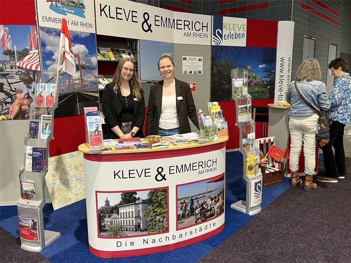 Janneke Nienhaus (r., WTM Kleve) und Sarah Stricker (l., WfG Emmerich) am Stand von Kleve und Emmerich auf der Fiets- en Wandelbeurs in Utrecht. Foto: WTM