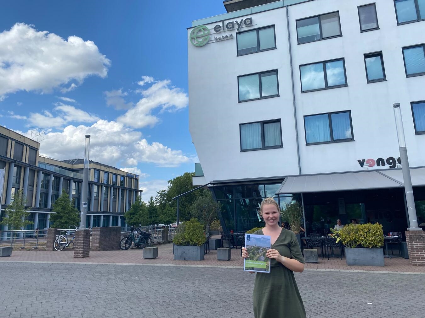 Janneke Nienhaus präsentiert WTM-Leitfaden vor Elaya Hotel.