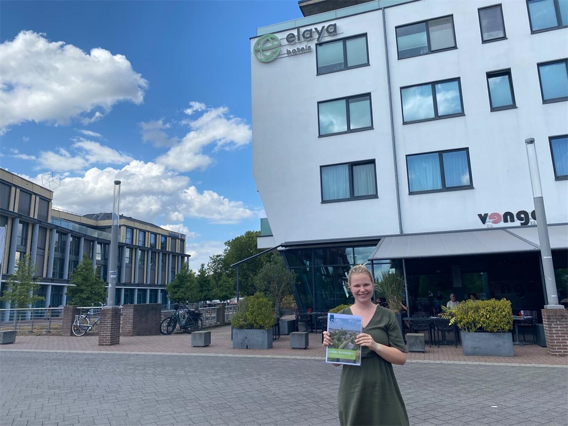 Janneke Nienhaus präsentiert WTM-Leitfaden vor Elaya Hotel.