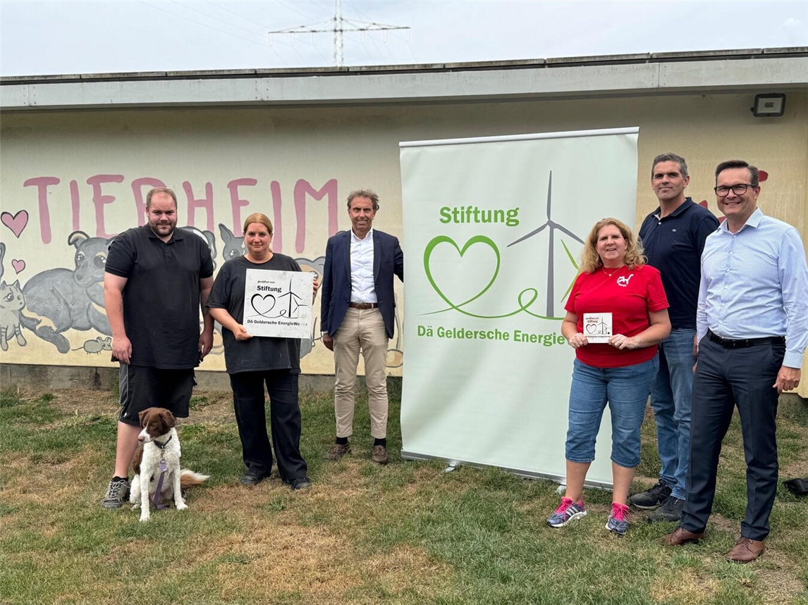 Jannik Lensing mit Hund Paul, Nicole Münster, Reinhard Fleurkens, Tanja Großmann, Norbert Leurs und Bürgermeister Sven Kaiser (v.l.n.r.) bei der Spendenübergabe in Geldern.Foto: Stadt Geldern/Gossens