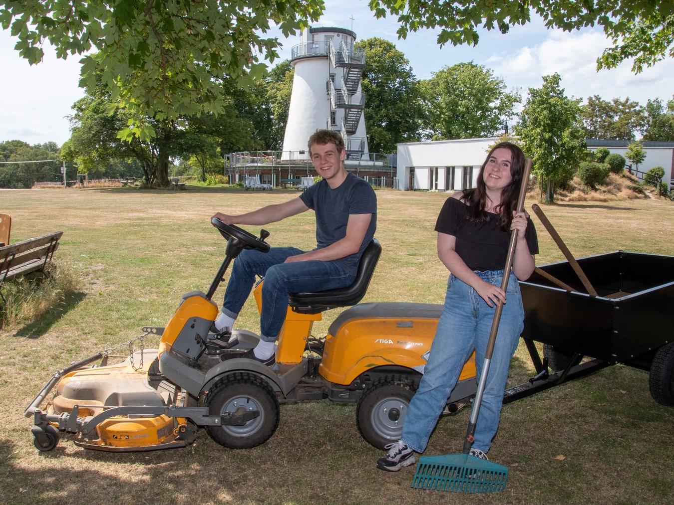 Jannik Schremm und Tara Tebart absolvieren noch bis Ende August einen einjährigen Freiwilligendienst in der Jugendbildungsstätte Michaelturm in Schaephuysen.Foto: Bischöfliche Pressestelle / Christian Breuer