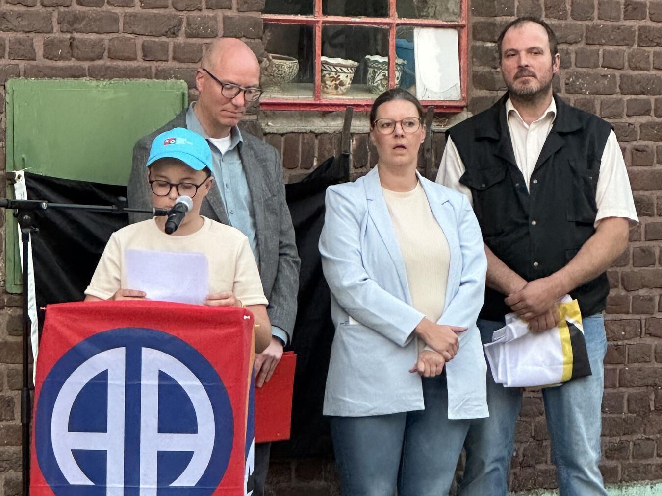 Jannis Gossens mit den Eltern Anka und Stefan Gossens (r.).