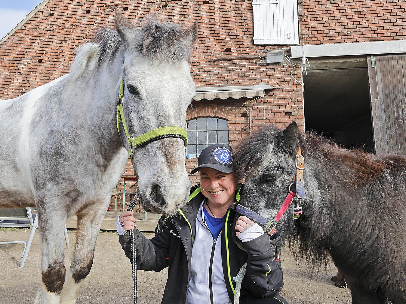 Jaqueline Lippe mit Toasty (über 30 Jahre alt, l.) und Poldy (43), dem ältesten Tier auf der Krümelranch. NN-Archivfoto: Theo Leie