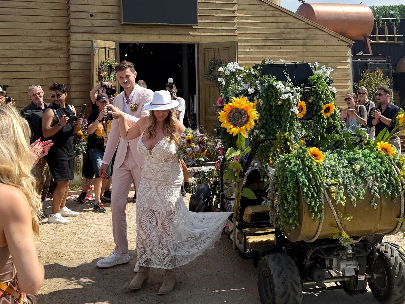 "Jaqueline und Max heiraten in der Warsteiner Parooka-Church, wo sie sich 2017 beim Parookaville-Festival trafen."