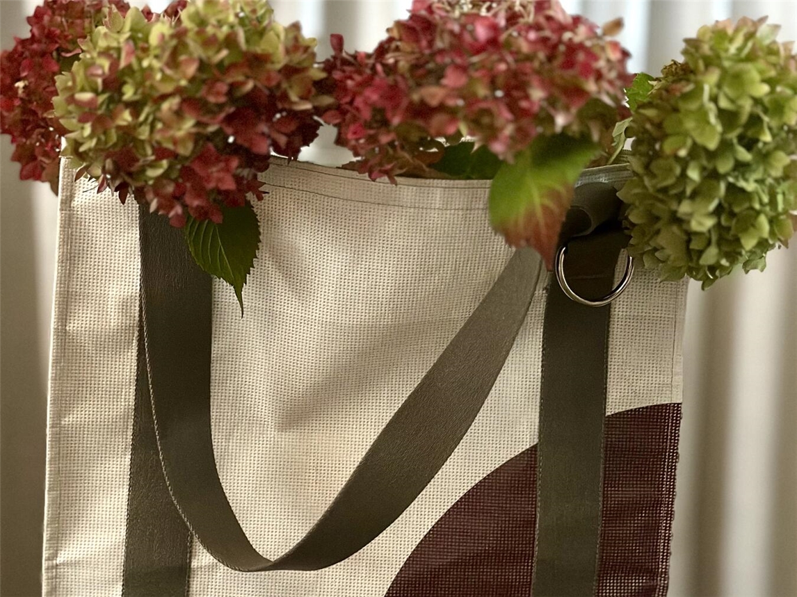 Jede Tasche ein Unikat: Aus alten Veranstaltungsbannern sind 50 schicke Taschen entstanden. Foto: privat