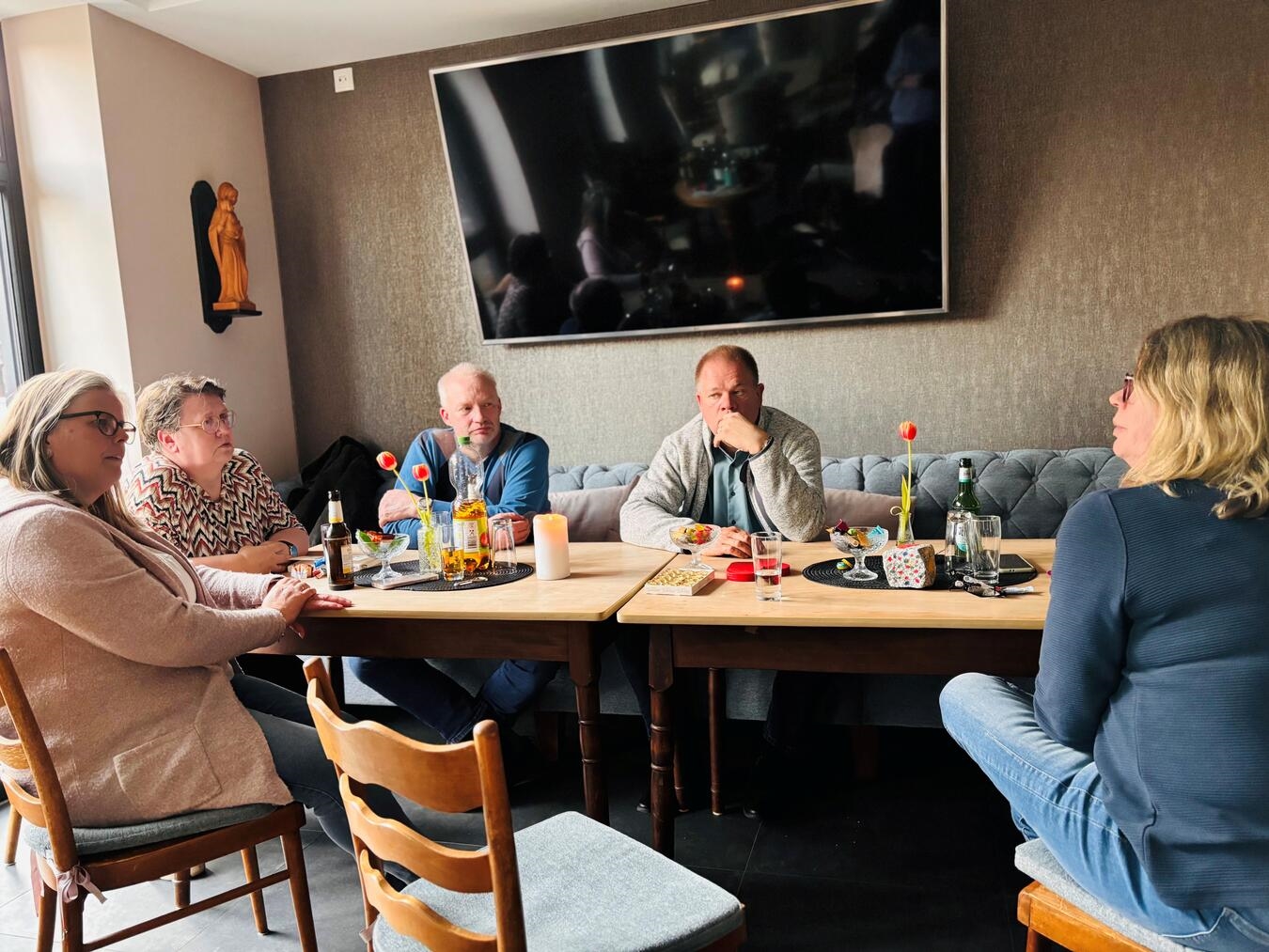 Trauerstammtisch in Haldern: Monika Seelen und Barbara Bohnen leiten Treffen in der Wesendonkstube mit Teilnehmern.