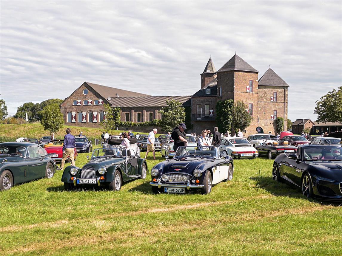 Jedes einzelne Mobil wirkte besonders vor der romantischen Kulisse des Denkmals. Foto: Arden