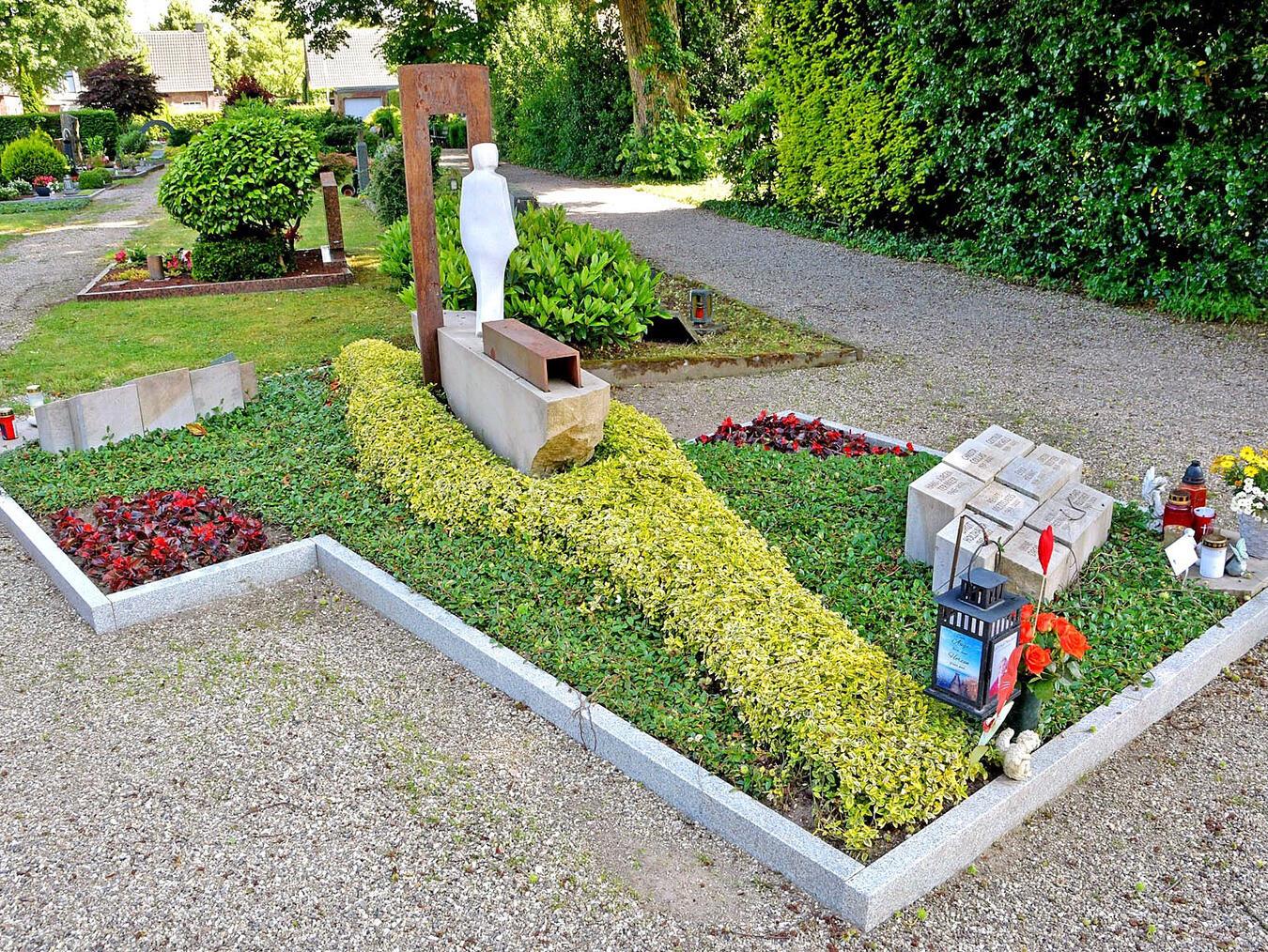 Jedes Urnengemeinschaftsgrab wird von einem Steinmetz künstlerisch ansprechend gestaltet. NN-Foto: Rüdiger Dehnen