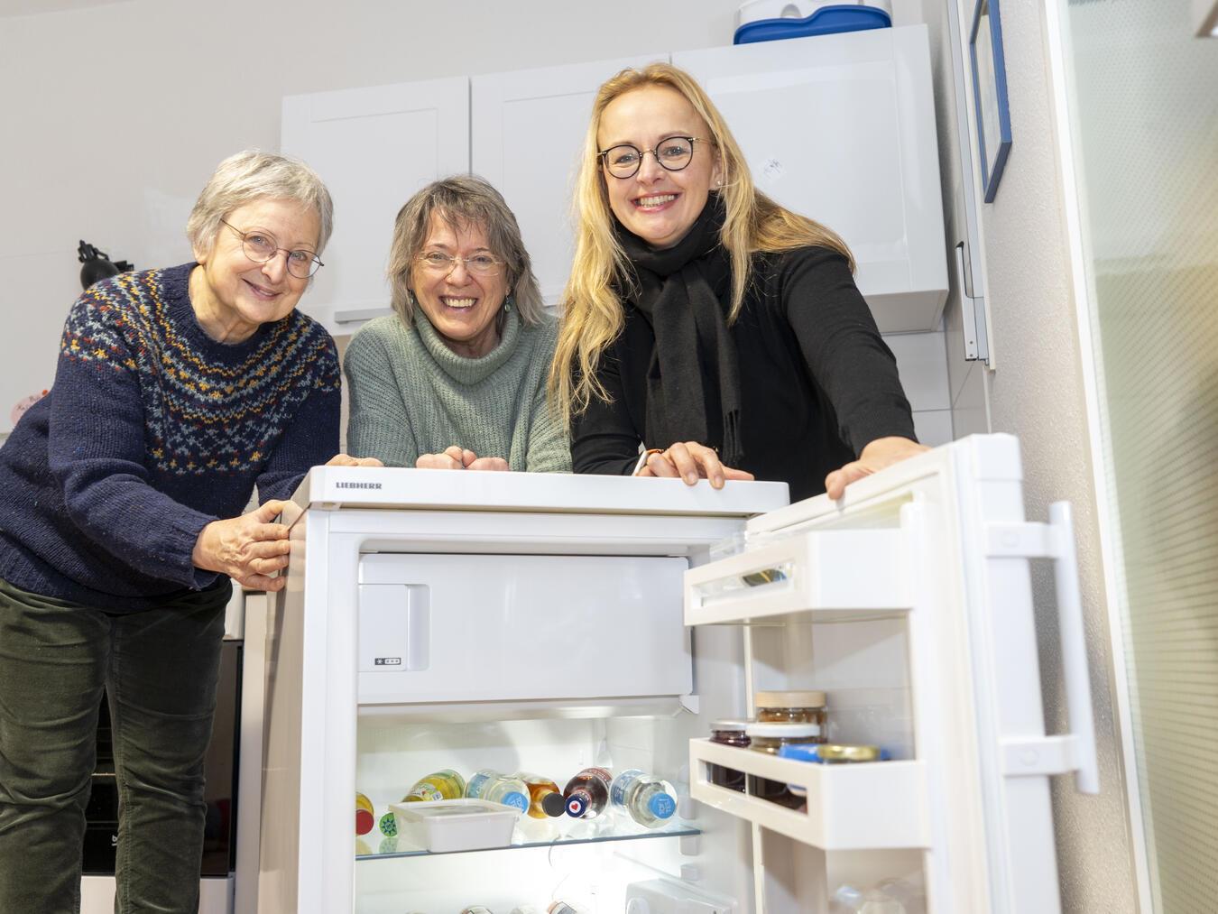 Jennifer Strücker (rechts) freut sich gemeinsam mit den beiden Vereinsvorsitzenden Maria Wieching und Doris Keuck über den neuen, energiesparenden Kühlschrank. Foto: Gerhard Seybert
