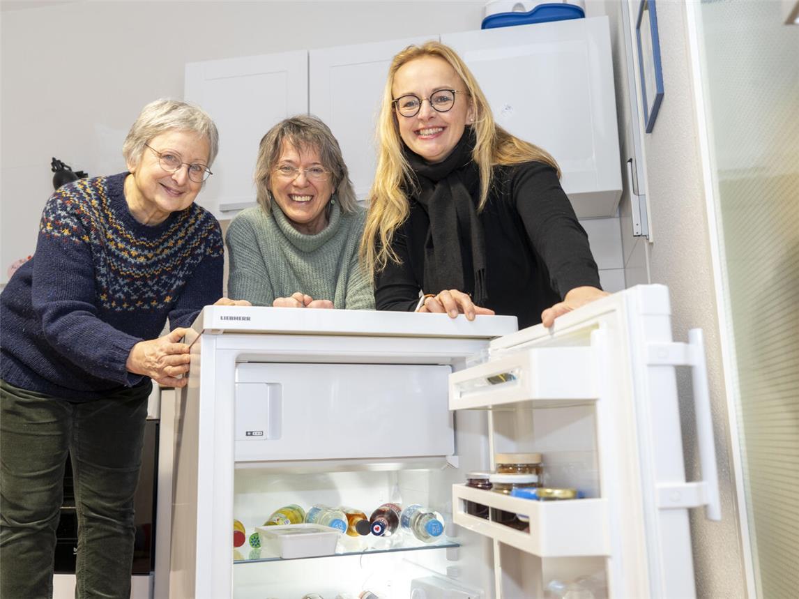 Jennifer Strücker (rechts) freut sich gemeinsam mit den beiden Vereinsvorsitzenden Maria Wieching und Doris Keuck über den neuen, energiesparenden Kühlschrank. Foto: Gerhard Seybert