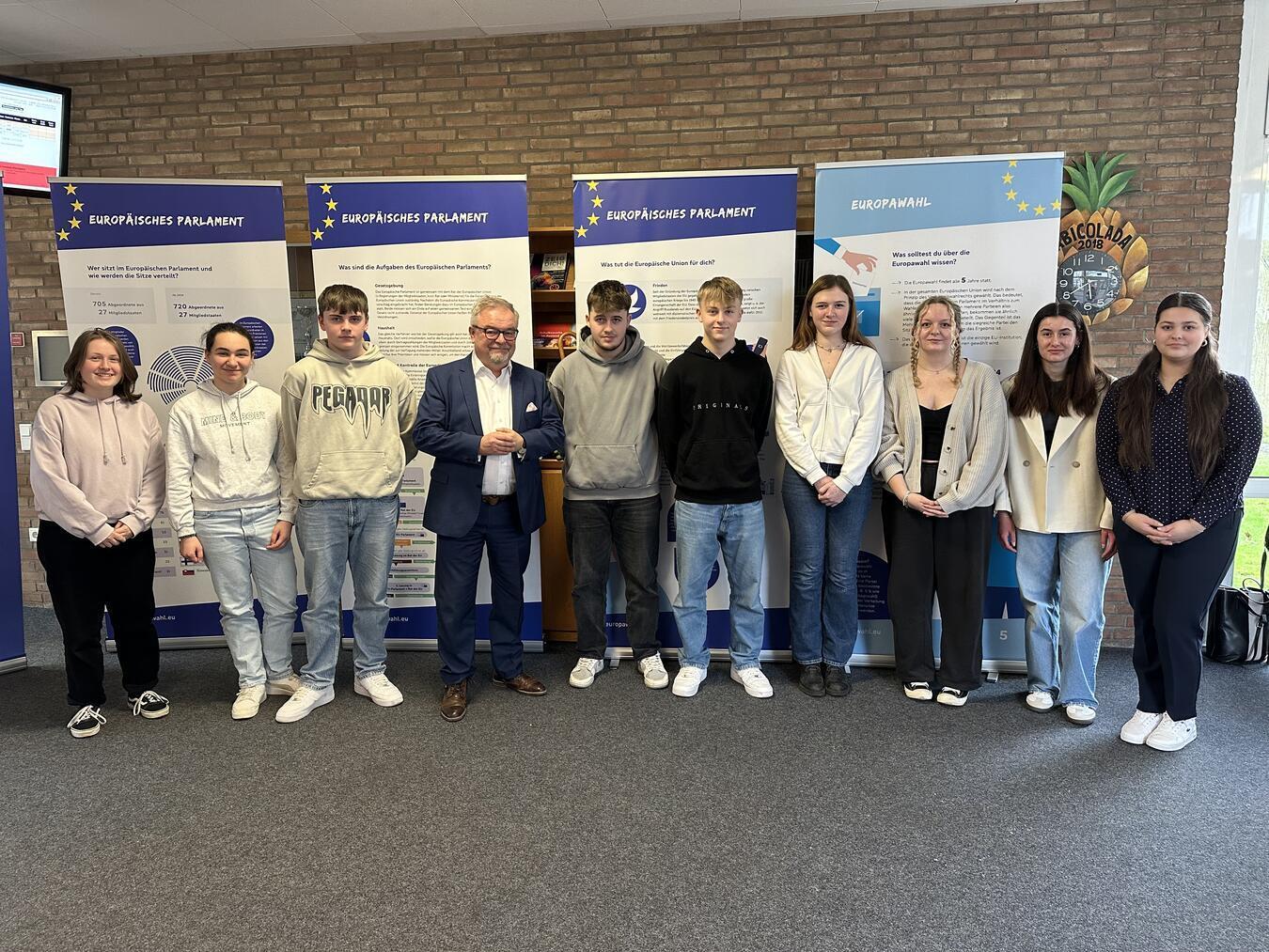 Jens Geier inmitten der Schüler der Europa-Arbeitsgemeinschaft. NN-Fotos (2): SP