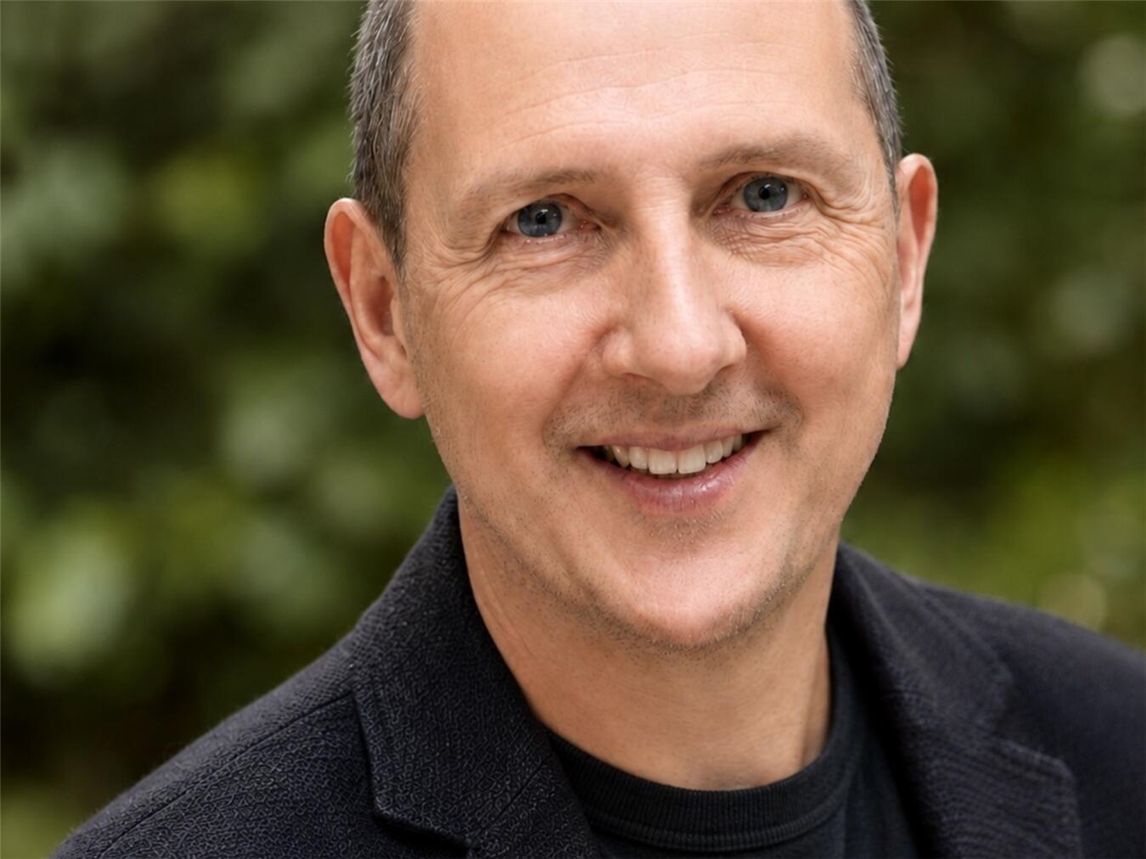 Jens Oliver Krystof präsentiert sein neues Buch, Autorenlesung, Buchvorstellung, Literaturveranstaltung.