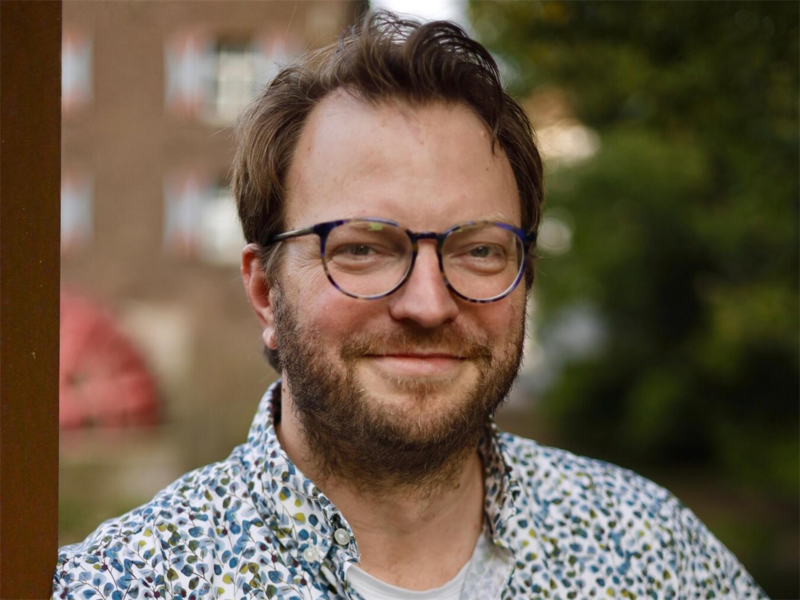 "Jerome Vermaten, Fraktionsvorsitzender BFG, lächelnd im Anzug, Porträtfoto"