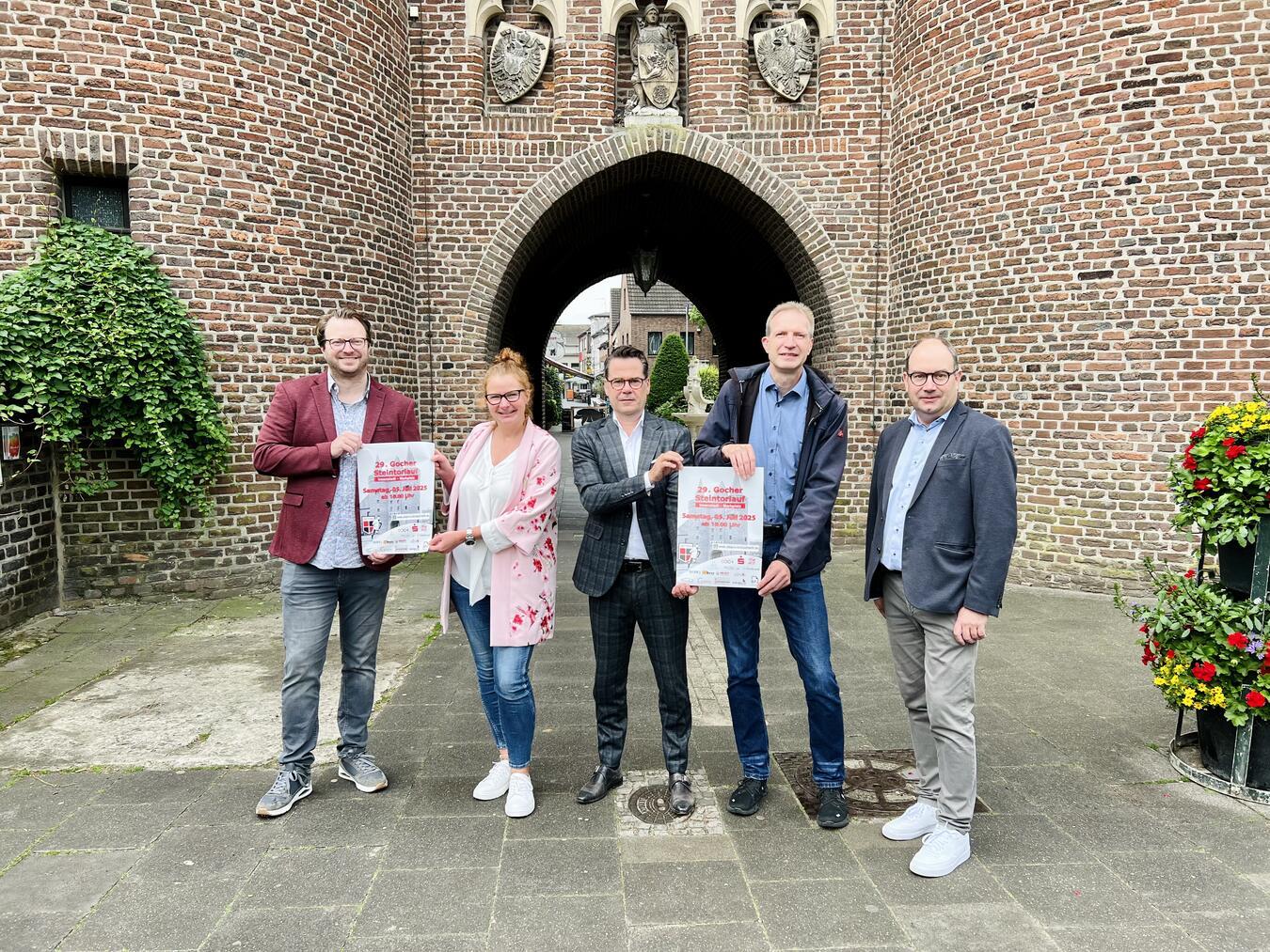 29. Gocher Steintorlauf führt wieder durch die Innenstadt Jerome Vermaten, Karnevalsabteilung SV Viktoria Goch, Kristina Derks, Leitung Marketing und Kommunikation Stadtwerke Goch, Carsten Ostendorp, Sparkasse/Leiter Marktbereich Goch, Andreas Janssen, Leichtathletikabteilung des SV Viktoria Goch und Andreas Meder, Vorstand Sparkasse, freuen sich auf die 29. Auflage des Steintorlaufs. Foto: privat