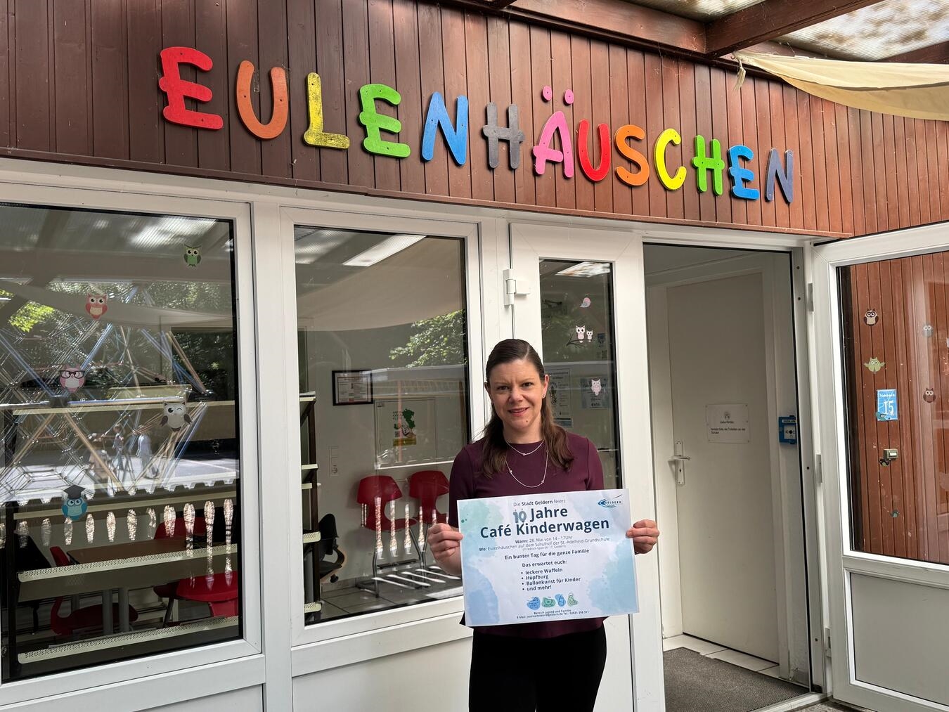 "Jessica Hinzen vom Jugendhilfe-Team Geldern beim Jubiläum des Café Kinderwagens, lächelnd und einladend"