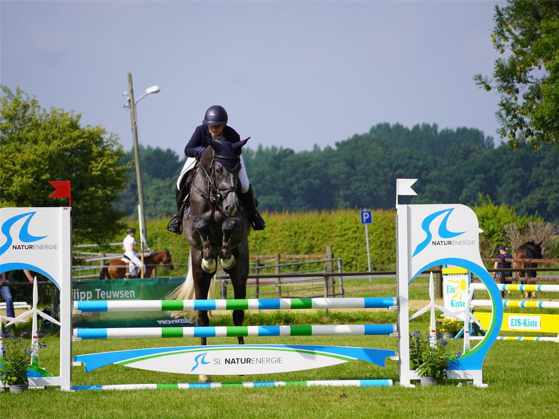 Jette Roosen vom RV Kranenburg und Umgebung im Sattel von Dexter L in der Springpferdeprüfung der Klasse A*.Foto: privat