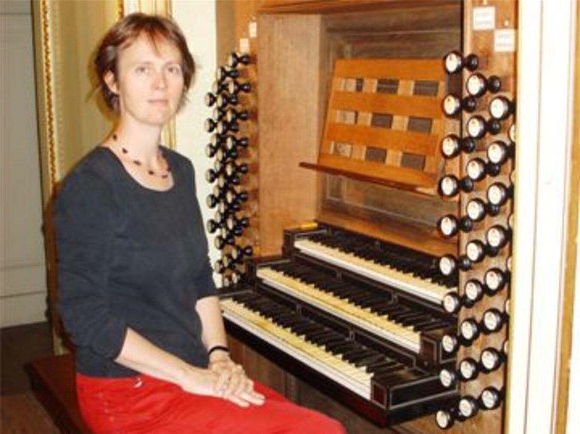 Jetty Podt an „ihrem“ Instrument, der großen historischen König-Orgel aus 1776 in der Stevenskerk Nijmegen. Foto: Jetty Podt