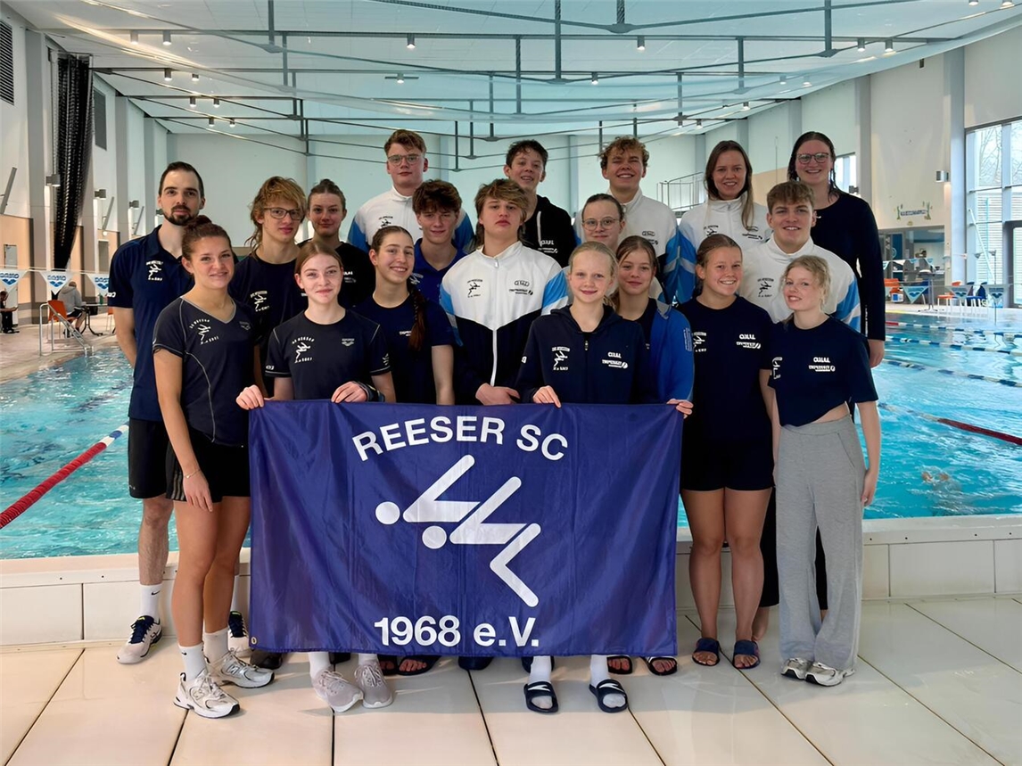 Jeweils auf Rang drei schwammen die Damen- und Herrenteams aus Rees beim Mannschaftswettbewerb in Duisburg. Foto: privat