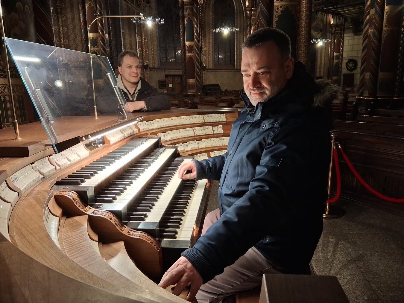 Jiri Zurek (vorne) und sein Kollege Antonin Brazdil sammeln Nacht für Nacht Klangproben der Seifert-Orgel. Foto: privat