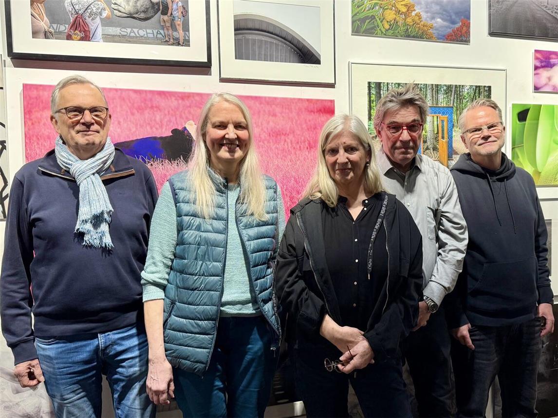 Joa Maurer, Sigrid Neuwinger, Karin Denecke, Armin Fischer und Kurator Michael Blaszczykvor der „Petersburger Hängung“. NN-Fotos (3): SP