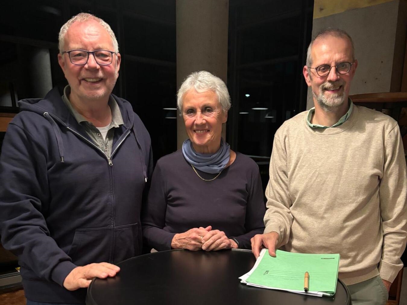 Joachim Domogala, wiedergewählt als 2. Vorsitzender (l.), die neue Beisitzerin Rita Biermann, und der Vorsitzende Ludger Derrix.Foto: Joachim Domogala