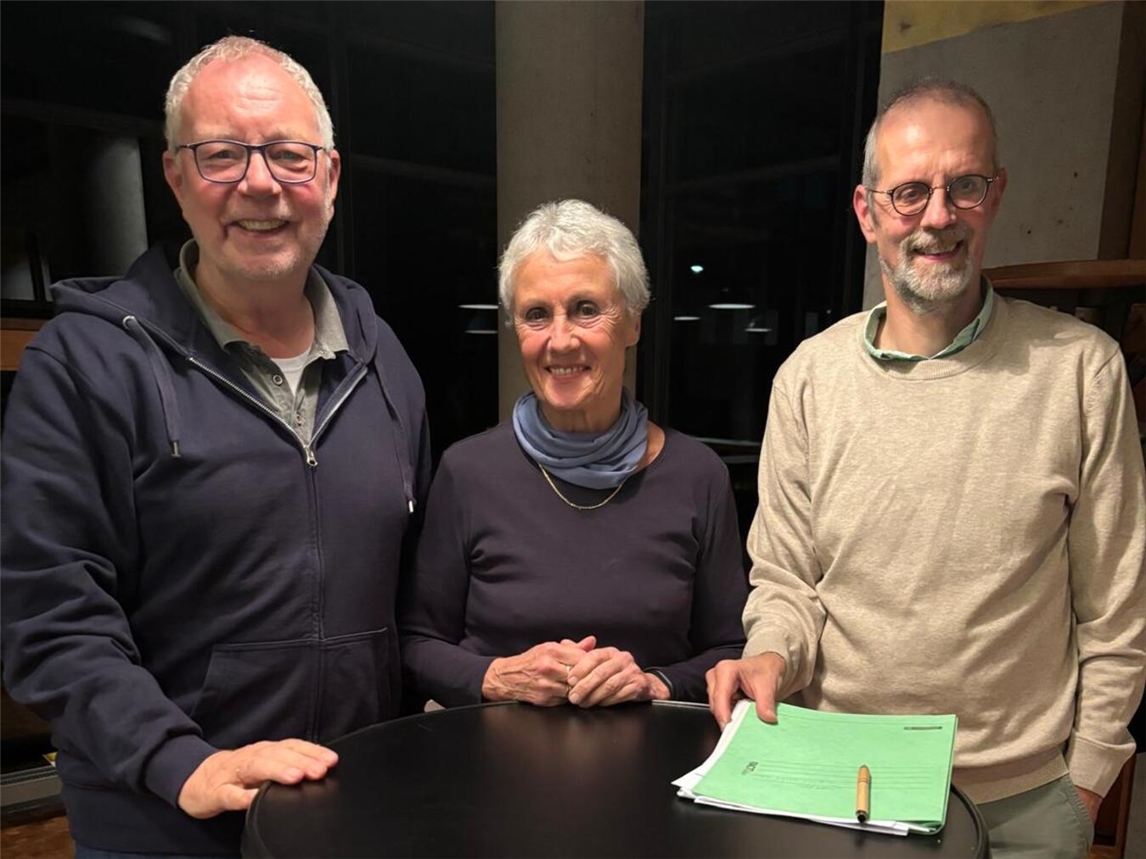 Verstärkung gesucht für das Ladenteam Joachim Domogala, wiedergewählt als 2. Vorsitzender (l.), die neue Beisitzerin Rita Biermann, und der Vorsitzende Ludger Derrix.Foto: Joachim Domogala
