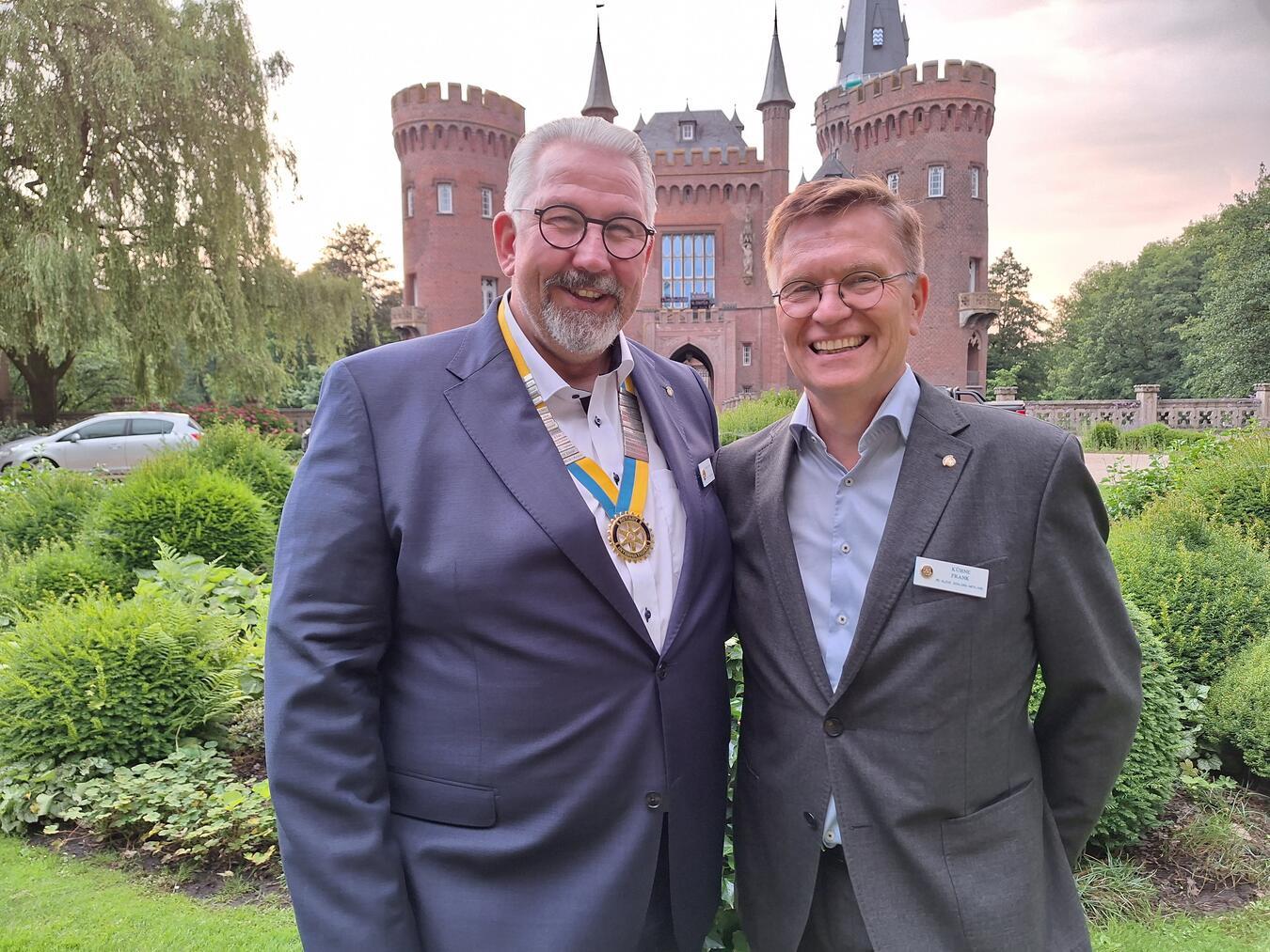Joachim Ernst (l.) hat die Präsidentschaft von Frank Kühne übernommen. Foto: Rotary-Club Kleve-Schloss Moyland