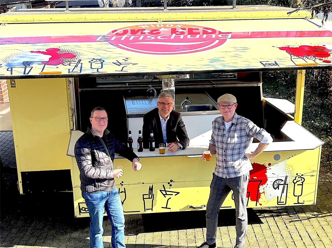 Joachim Kastell (l.), Gerd Ophey (M.) und Paul Wans (r.) vor dem neu gestalteten Getränkewagen des Winnekendonker Heimatvereins Ons Derp. Foto: privat