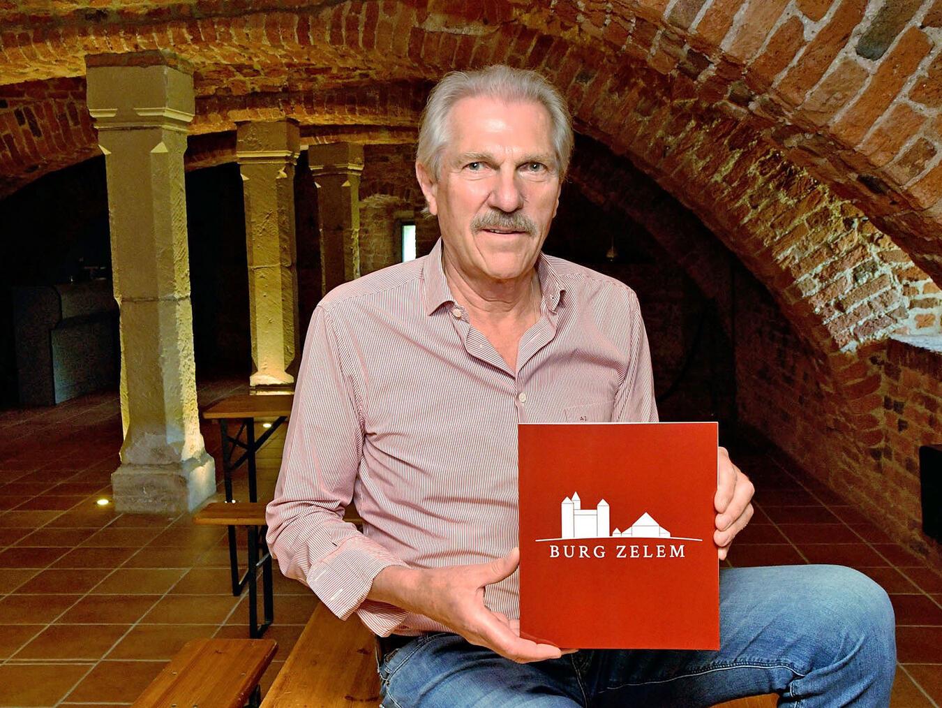 Jochen Arden präsentiert das Buch über die Burg Zelem. NN-Foto: Rüdiger Dehnen