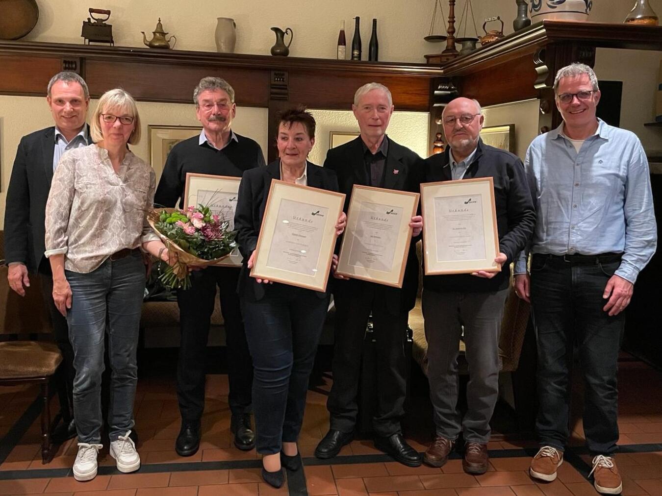 Über 100 Jahre Engagement für den Herzsport in Geldern Jochen Scheffer, Vorsitzender des Rehasportvereins, Edith Scheffer, Geschäftsführerin des Rehasportvereins, Rudolf Driessen, Elsbeth Driessen, Leo Hellmann, Dr. Joachim Sitz und Ewald Brüggemann, BRSNW (v.l.n.r.). Foto: privat