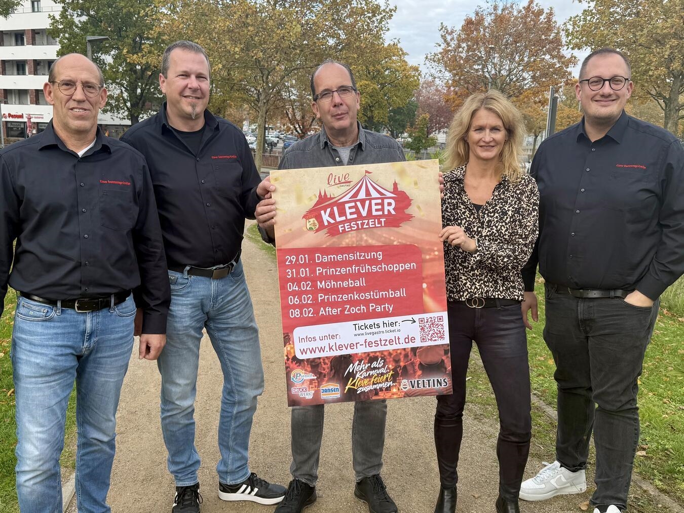 Jochen van Heek (KRK), Andre van der Louw (KRK), Michael und Tina Kamps (beide Live Gastro GmbH) und Tim Tripp (KRK; v.l.) stellten die Pläne und das Programm für das Klever Festzelt 2027 vor. NN-Foto: SP