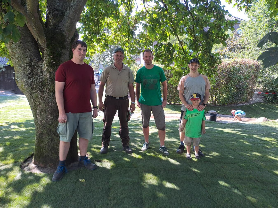"Jörg Blum, Roger Ingenhaag, Stefan Liesen und Alexander Kryska mit Sohn Moritz im neuen Außengelände"
