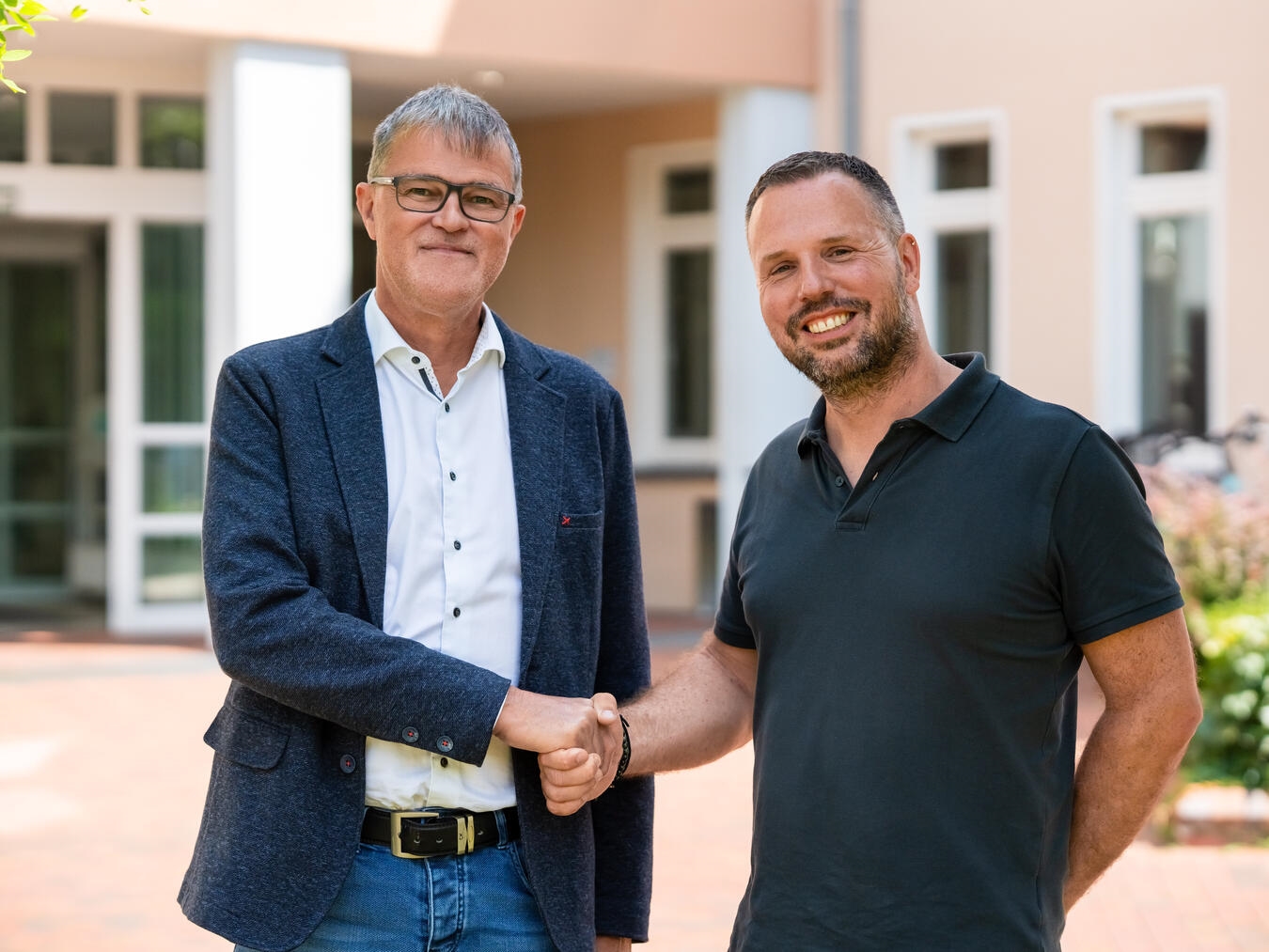 "Jörg Matenaers begrüßt Michael Seiltgen als neuen Leiter des Pflegezentrums, Foto KKLE"