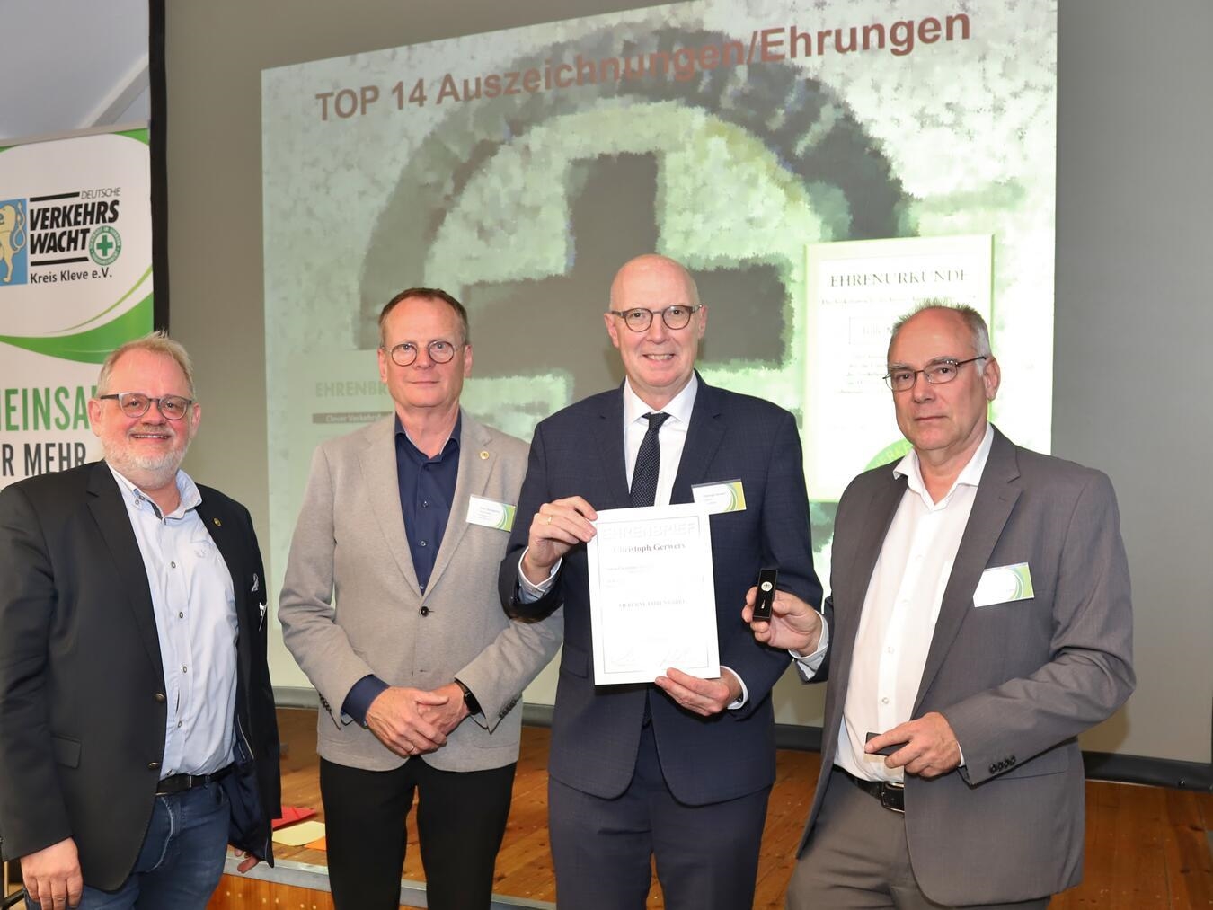 Jörg Weinrich überreicht das silberne Ehrenzeichen des Präsidenten der Landesverkehrswacht an Landrat Chistoph Gerwers. Foto: Mona Neutzer