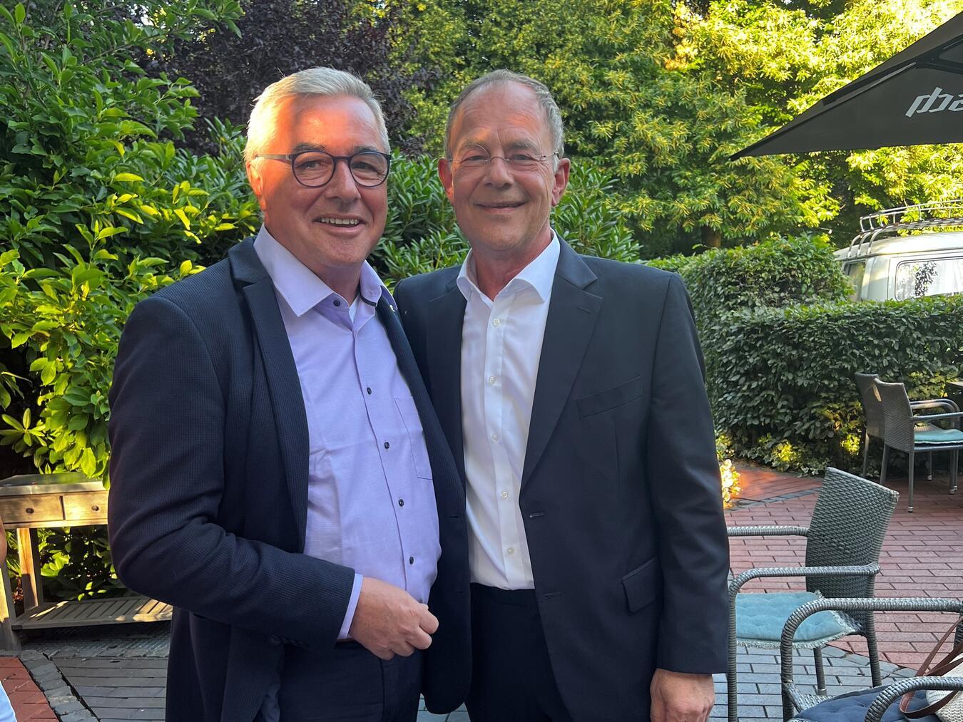 Jörg Weißenborn (r.) übergab das Amt an seinen Nachfolger Günter Heenen. Foto: Lions-Club Niederrhein/ Günter Heenen