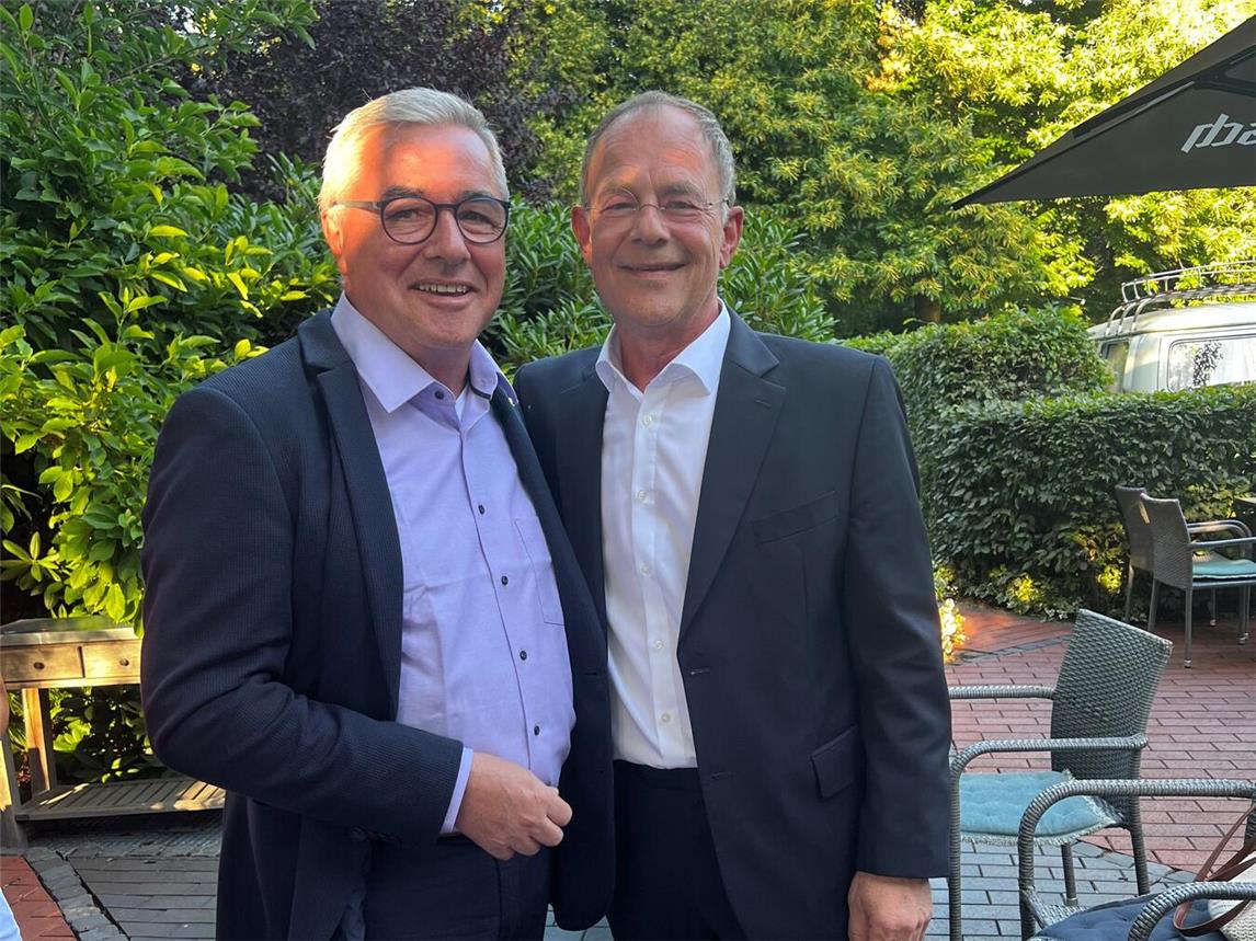 Jörg Weißenborn (r.) übergab das Amt an seinen Nachfolger Günter Heenen. Foto: Lions-Club Niederrhein/ Günter Heenen