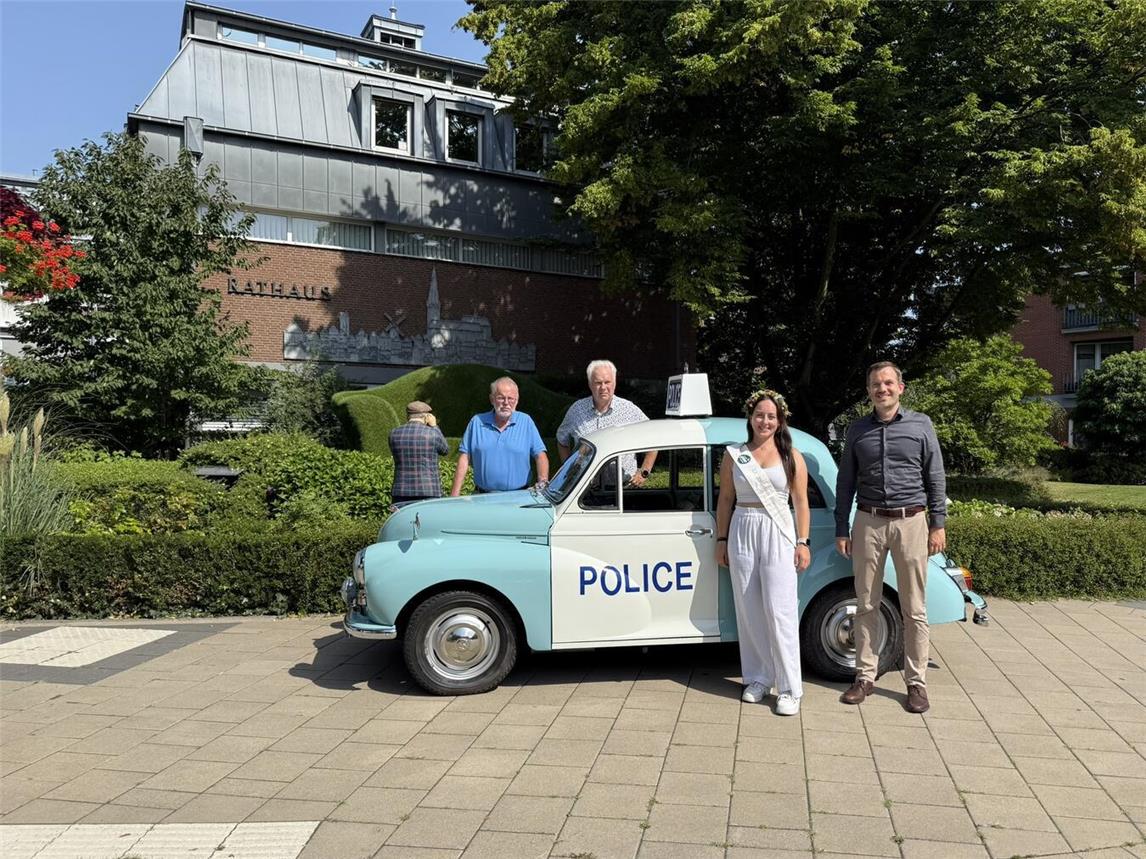 Jörg Werner (Präsident des Rotary Clubs Kevelaer), Dr. Wolfgang Ruhs (Besitzer des Oldtimers, Teilnehmer der Rallye und Mitglied des RC Kevelaer), Blumenmädchen Anna Heekeren und Bürgermeister Bernd Kuse (v.l.n.r.).Foto: Stadt Straelen