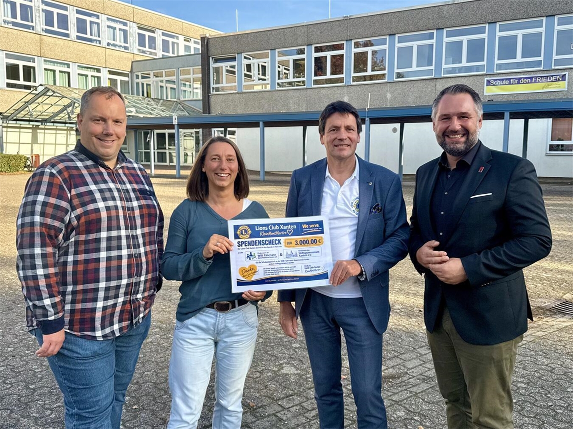 Jörn Finger (Schulleiter des Stiftsgymnasiums), Miriam Kirchhausen (Schulpflegschaft Willi-Fährmann-Gesamtschule), Viktor Hülsmann vom Lions Club Xanten und Xantens Bürgermeister Rafael Zur (v.l.) freuen sich über die Spende vom Lions Club Xanten. NN-Foto: SP