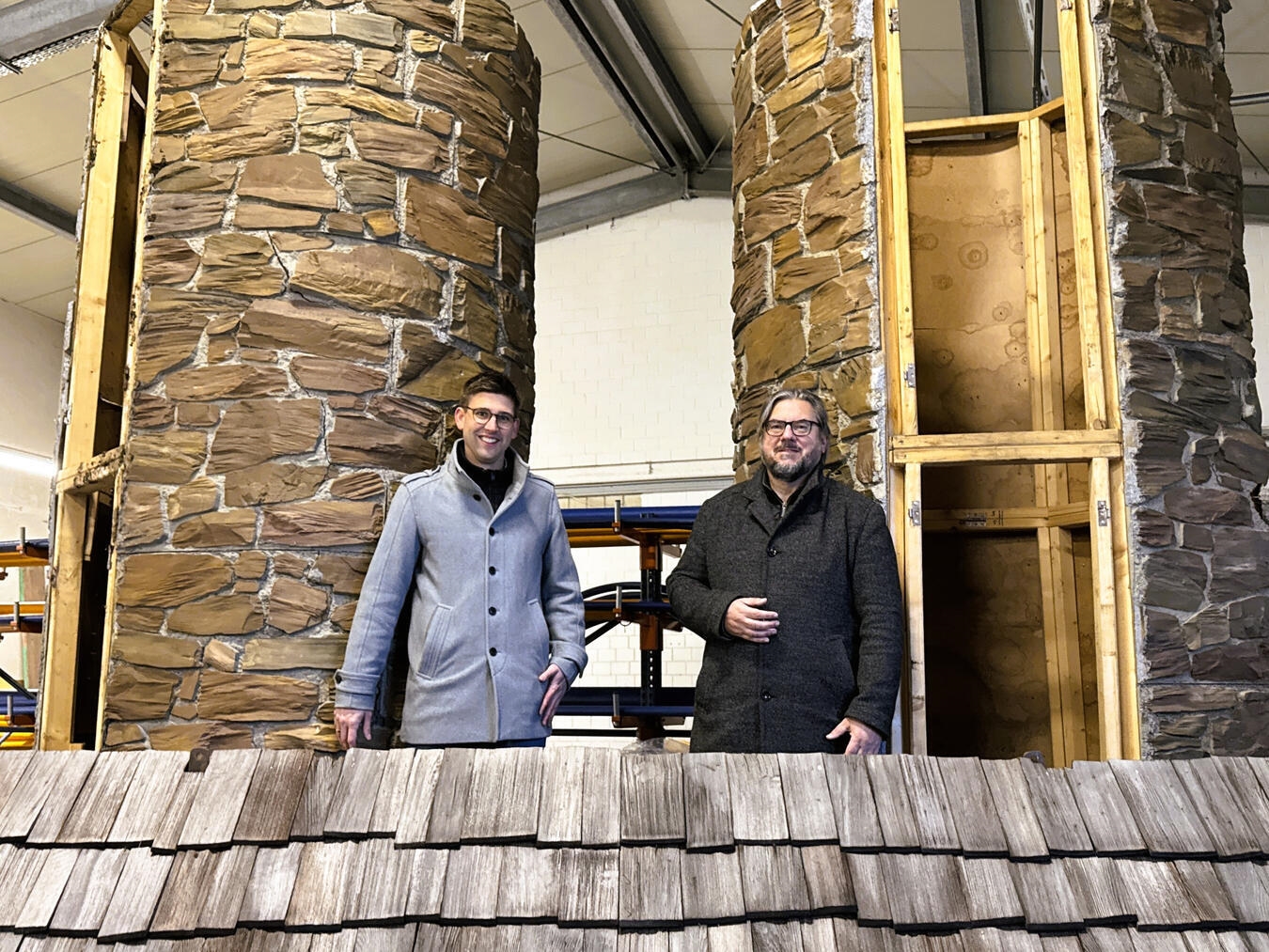 Jörn Franken (l.) und Michael Scholten (beide Stadt Rees) organisierten mit viel Unterstützung eine Stadttor-Kulisse für das 800-jährige Reeser Stadtjubiläum. Foto: Stadt Rees