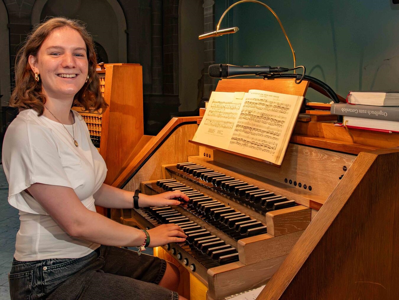 "Jörne Albrecht spielt Kirchenorgel im Xantener Dom, historische Orgelmusik, Foto von Christian Breuer"
