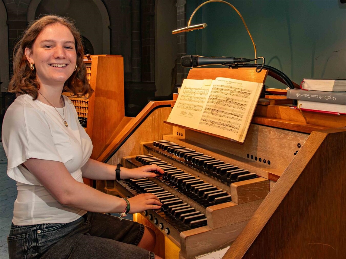 "Jörne Albrecht spielt Kirchenorgel im Xantener Dom, historische Orgelmusik, Foto von Christian Breuer"