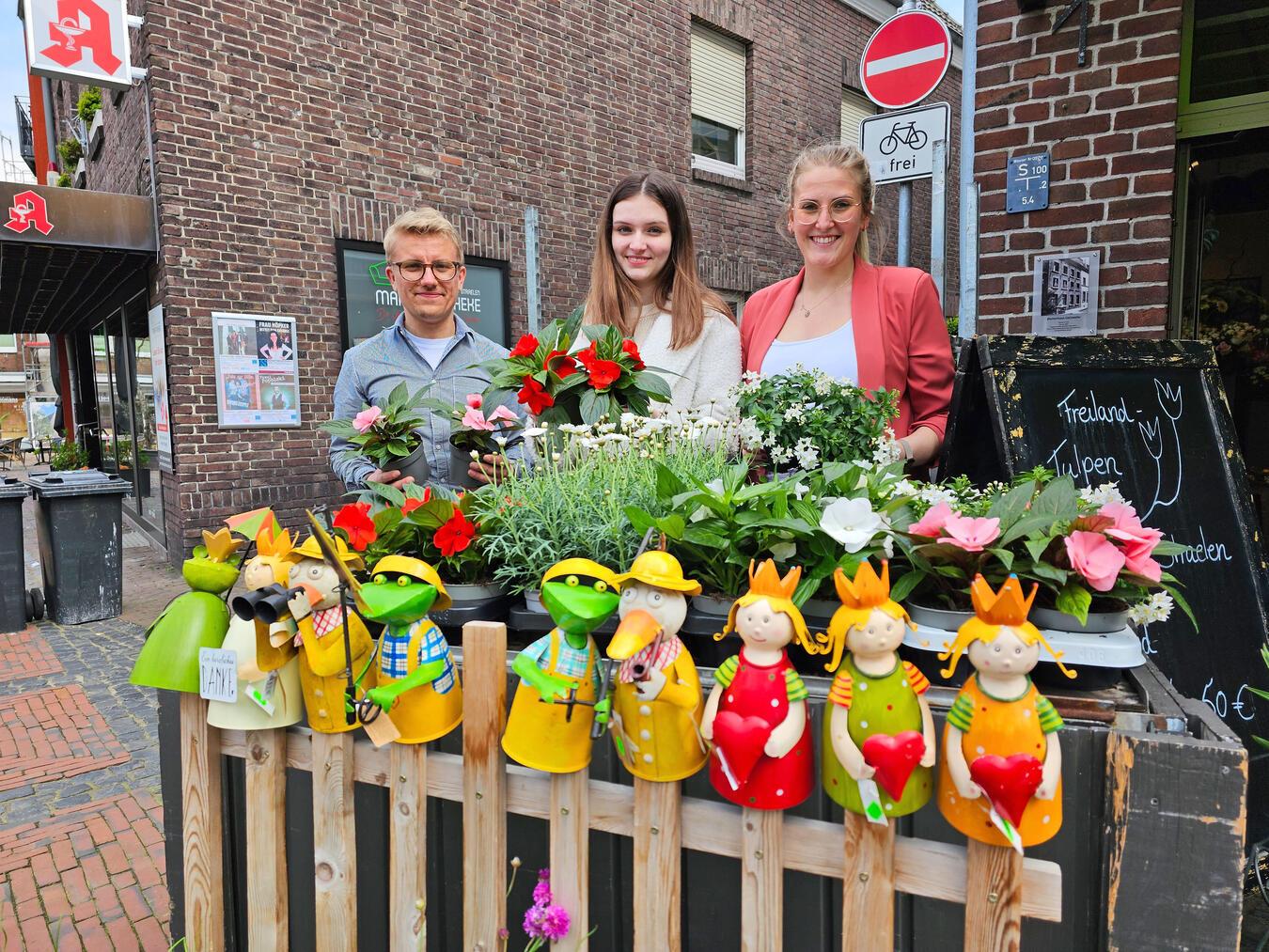 Johanna Heufs (M.) freut sich auf ihre neue Aufgabe. Christina Beckers und Simon Hoffmanns (beide Stadtmarketing) stehen ihr zur Seite. NN-Foto: Thomas Langer
