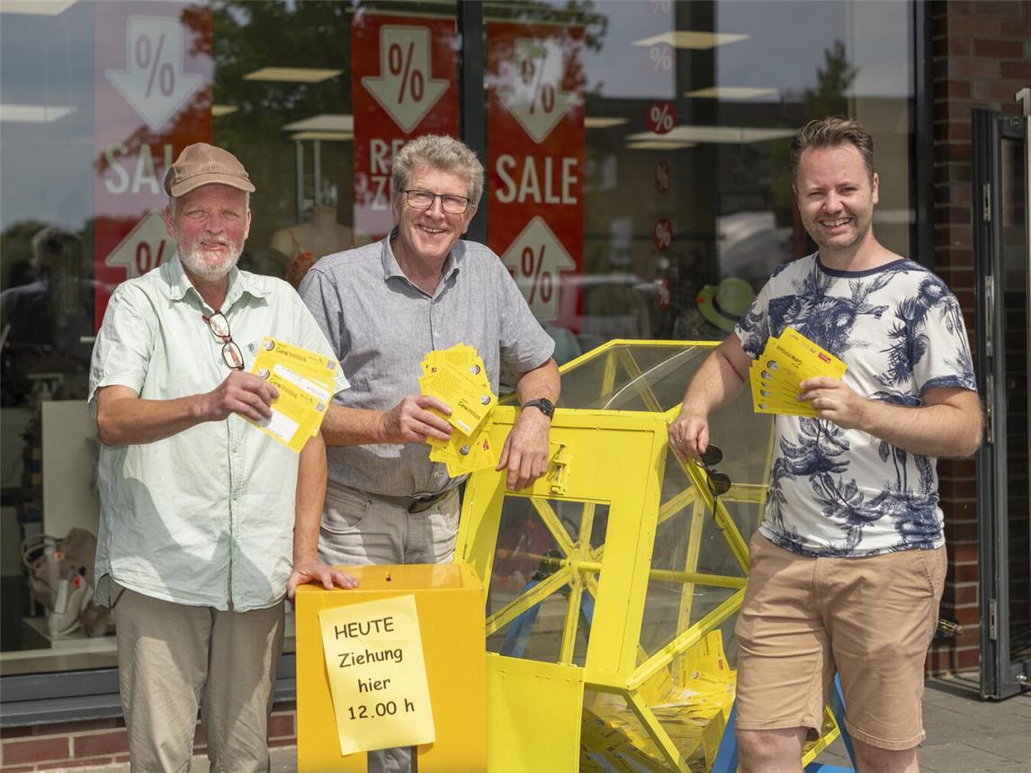 Johannes Bauer, Gerhard Pöppel, Kai Ingenbleek (v.l.) haben die Ziehung begleitet. Foto: Pöppel