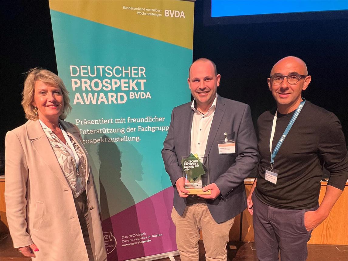 Johannes Hesseling, Geschäftsleitung Bauernmarkt Lindchen, freut sich über den Gewinn der goldenen Trophäe in der Kategorie „Regional“. Zu den ersten Gratulanten gehörten die Geschäftsführer der Niederrhein Nachrichten, Beate Aßmann und Andreas Rohfleisch (r.).NN-Foto: Andrea Kempkens