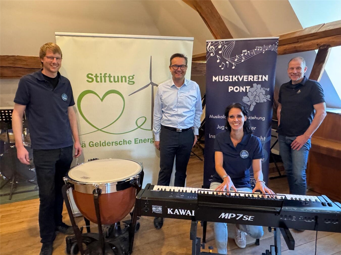 "Johannes Lax und Daniela Janssen vom Musikverein empfangen Bürgermeister Sven Kaiser und Bernd Wienhofen im Probenraum."
