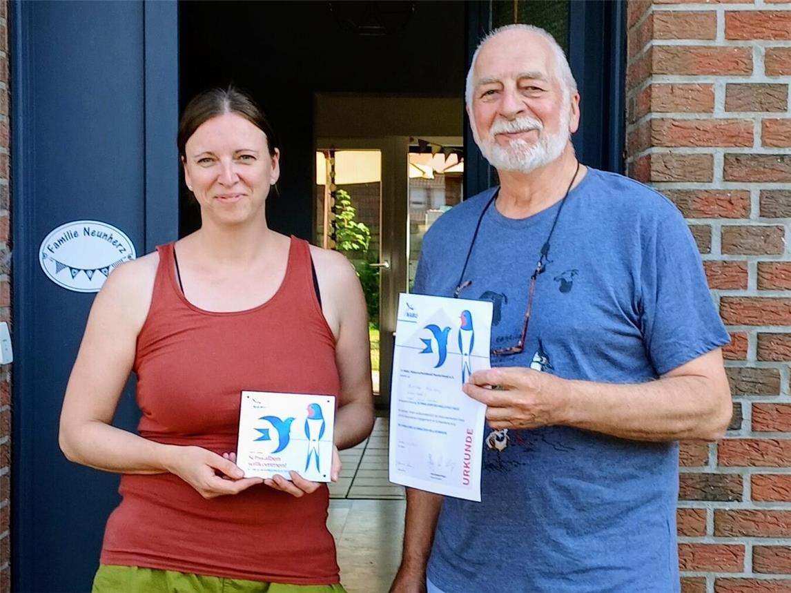 Johannes Lomme überreicht die Schwalbenplakette an Frau Neunherz aus Sevelen. Foto: privat