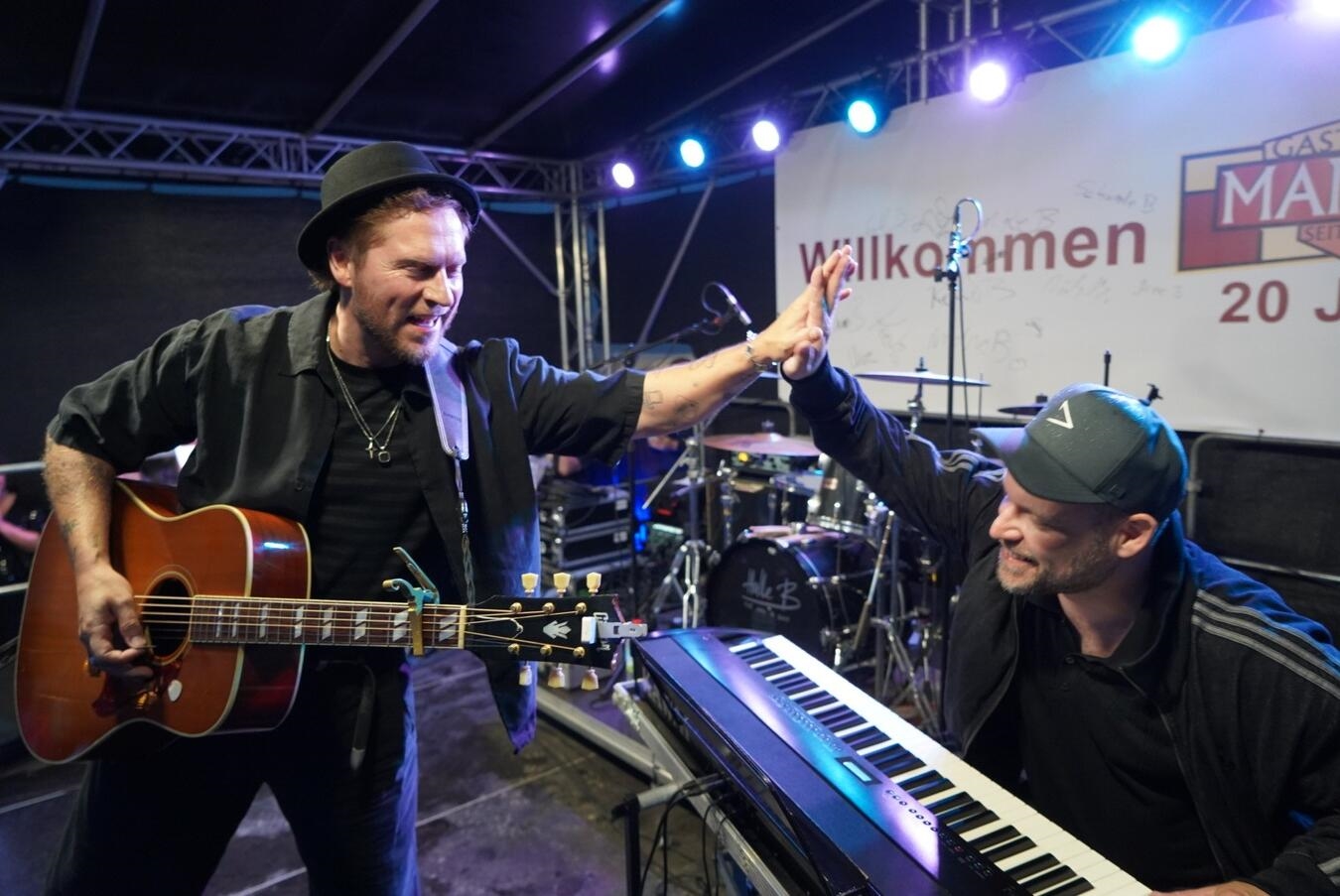Johannes Oerding als Überraschungsgast beim Sommerfest "Johannes Oerding und Keyboarder Kai Lindner bei Konzert in Geldern, Foto von Gerhard Seybert"