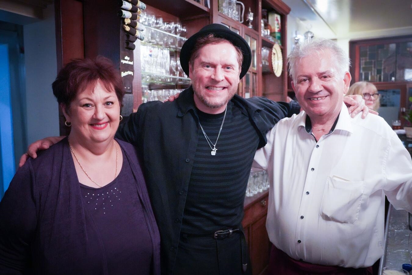 Johannes Oerding als Überraschungsgast beim Sommerfest "Johannes Oerding mit Gogo und Doris Čaglić, aufgenommen von Gerhard Seybert."